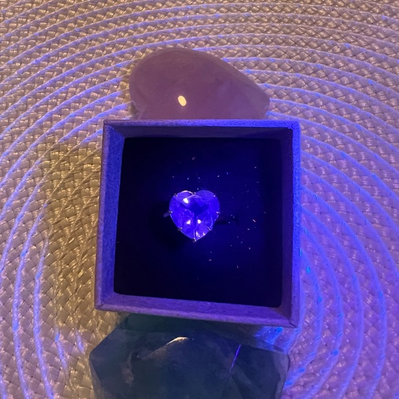 Beautiful Heart-Shaped .925 Silver Green Prasiolite Gemstone Ring - Picture 9 of 9